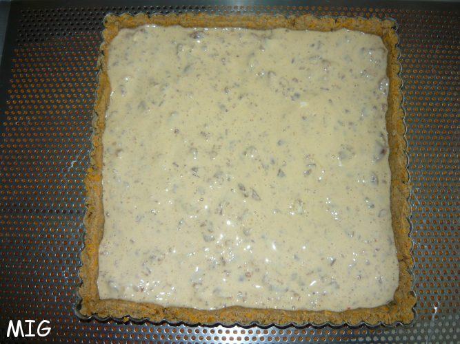 le fond de tarte cuit à blanc, refroidi, garni de l'appareil Philadelphia marrons