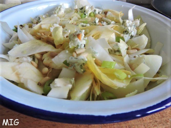 Salade d'endives, pommes, noix et roquefort : Recette de Salade d'endives,  pommes, noix et roquefort