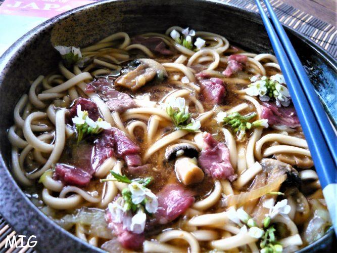 Nouilles udon au boeuf épicé et au tamari